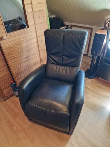 Zwart lederen fauteuil beschikbaar voor biedingen