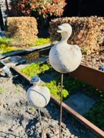 2 leuke vogels van steen op prikker voor decoratie de tuin, Ophalen of Verzenden, Gebruikt, Steen, Dierenbeeld