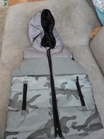 Nieuwe kinder bodywarmer met capuchon in maat 104., Ophalen, Nieuw, Jongen of Meisje, Schoenen