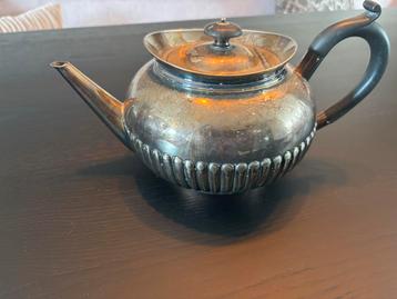 Vintage verzilverde theepot beschikbaar voor biedingen