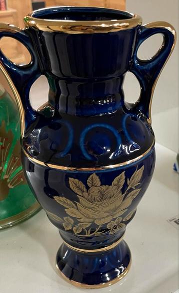 Blauwe vaas met gouden details beschikbaar voor biedingen