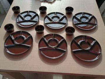 Fondue-, gourmet-, tapas-, vakjesborden met sausschaaltjes beschikbaar voor biedingen