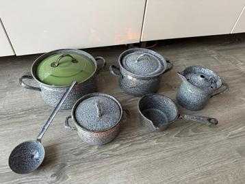 Grootmoeders emaille pannenset beschikbaar voor biedingen