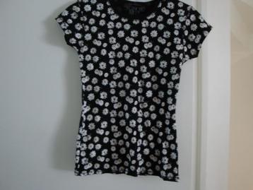 Nieuw zwart shirt met madeliefjes. Maat 34. beschikbaar voor biedingen