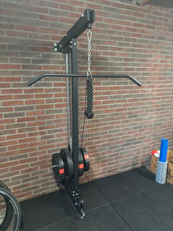 Pulldown Machine - Krachttraining beschikbaar voor biedingen
