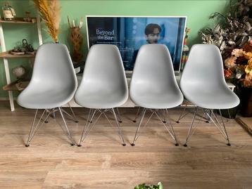 4 licht grijze stoelen beschikbaar voor biedingen