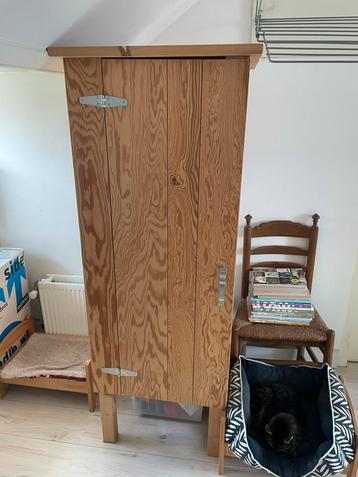Kledingkast en nachtkastje.  beschikbaar voor biedingen