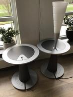 2 Leolux Calumet bijzettafels., 45 tot 60 cm, Minder dan 55 cm, Rond, Leolux Calumet, design, bijzettafel, zwart/grijs.
