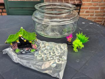 Vissenkom met decoratie en steentjes leuk voor bv goudvis beschikbaar voor biedingen