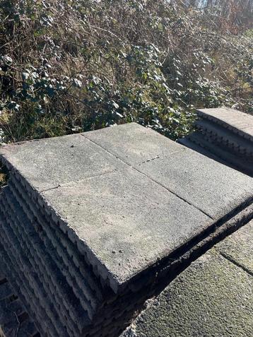 Rubberen tegels 100x100x4 en 50x50x4 ca 70m2  beschikbaar voor biedingen