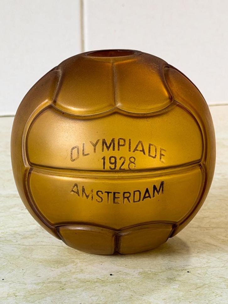 Olympische Spelen 1928 - glazen voetbal vaas, Antiek en Kunst, Kunst | Overige Kunst, Ophalen