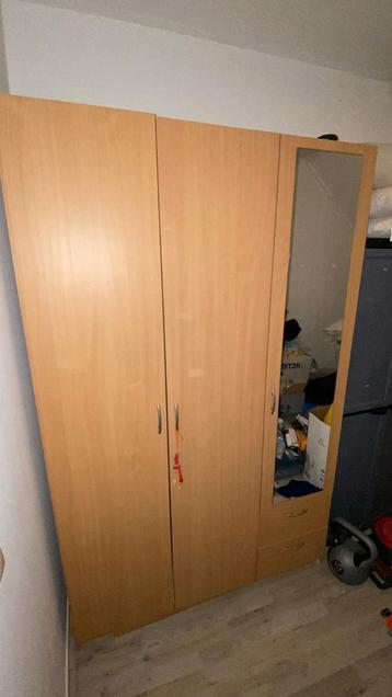 Kleding kast/ legkast / hangkast  met spiegel beschikbaar voor biedingen