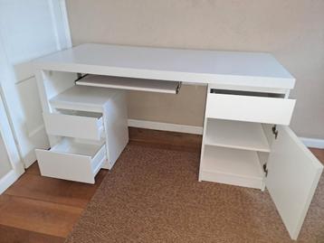 Mooi houten bureau met lades en kastje beschikbaar voor biedingen