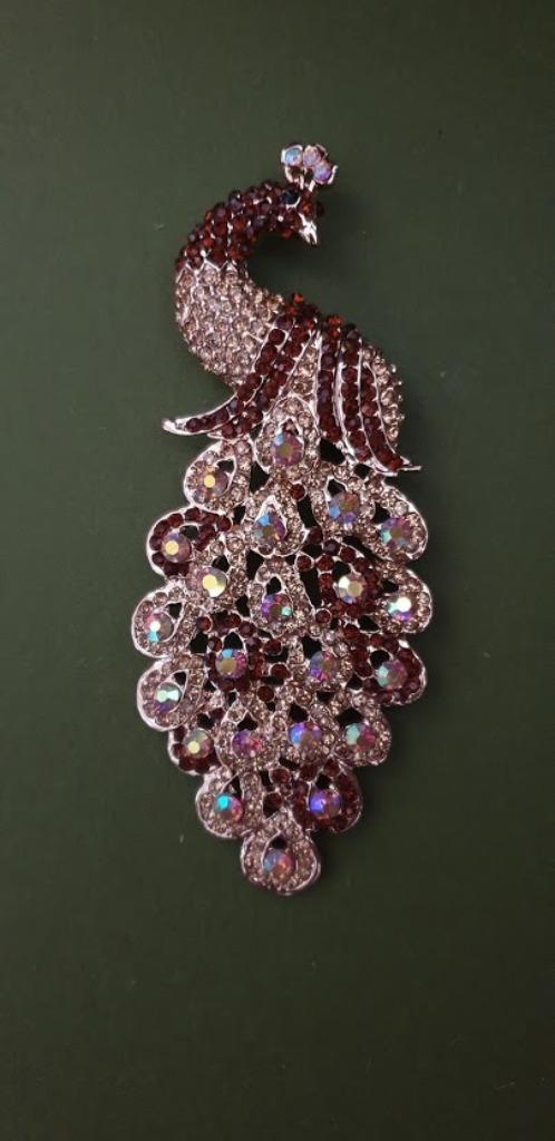 Zilverkleur broche Pauw Bruin met Swarovski elementen, Sieraden, Tassen en Uiterlijk, Broches, Nieuw, Overige materialen, Bruin