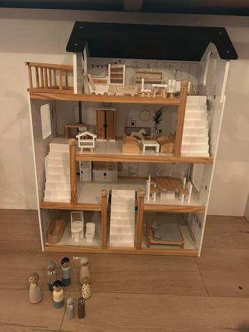 Petite Amelie poppenhuis met extra meubelsetjes beschikbaar voor biedingen