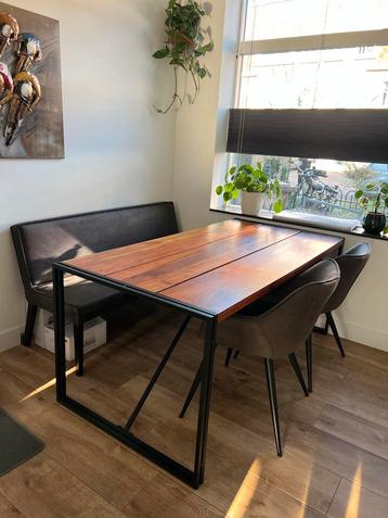 Eettafel met stalen frame en houten blad beschikbaar voor biedingen