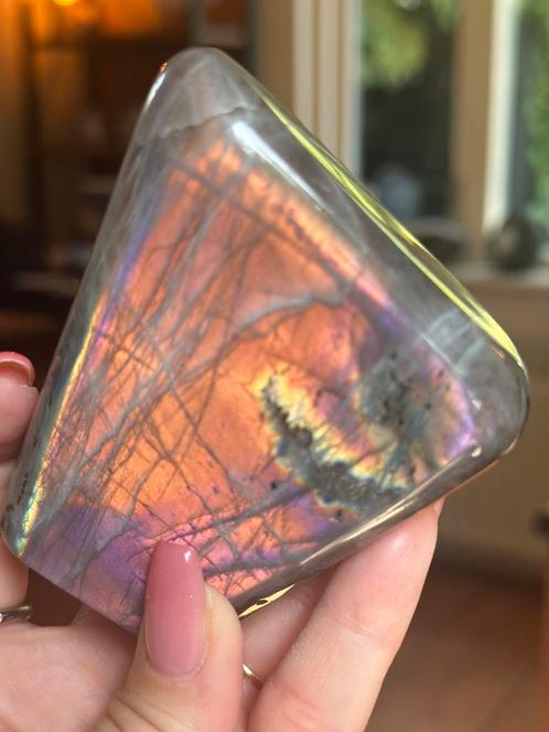 Hele mooi labradoriet sculptuur op standvlak!, Verzamelen, Mineralen en Fossielen, Mineraal, Ophalen of Verzenden