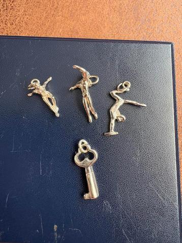 Diverse zilveren bedeltjes bedels van zilver beschikbaar voor biedingen