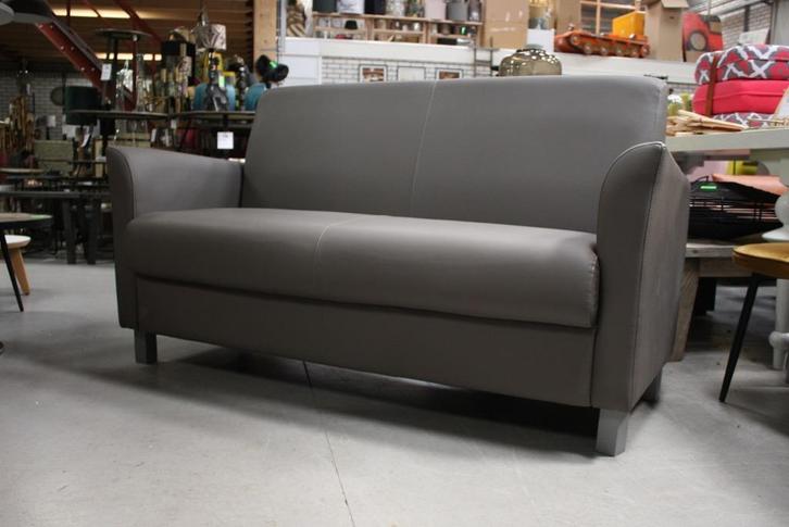 Mooie tweepersoons bank senioren grijs skai bankstel, Huis en Inrichting, Fauteuils, Zo goed als nieuw, Leer, 125 cm of meer, 75 tot 100 cm