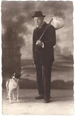 Foto - Man met Hond - Huisdier - Hoed - Zwerver - Knapzak, Gebruikt, Foto, Ophalen of Verzenden, Voor 1940