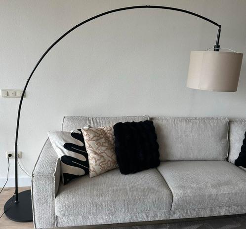 Booglamp zwart met beige kap, Huis en Inrichting, Lampen | Vloerlampen, Zo goed als nieuw, 200 cm of meer, Metaal, Stof, Ophalen