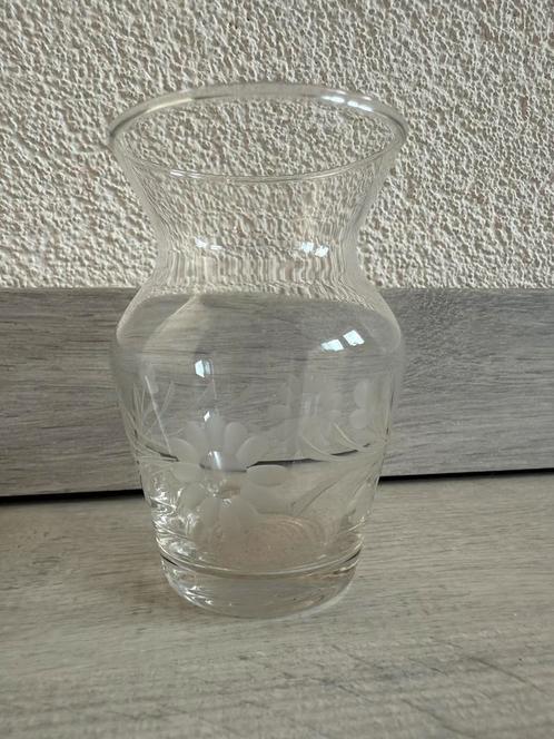 Klein vaasje met bloemen gegraveerd, Verzamelen, Glas en Borrelglaasjes, Zo goed als nieuw, Overige typen, Ophalen of Verzenden