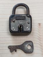 Antiek hangslot 1924 USA met sleutel, Antiek en Kunst, Antiek | Gereedschap en Instrumenten, Ophalen of Verzenden