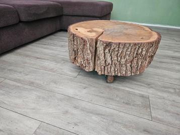 Boomstamtafel/ salontafel boomstam met grote zwenkwielen beschikbaar voor biedingen