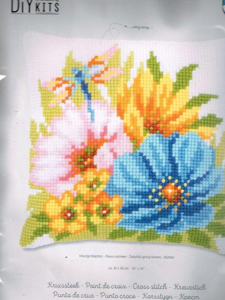 Cado vervaco borduurpakket kussen kleurige bloemen  blauw, Hobby en Vrije tijd, Borduren en Borduurmachines, Nieuw, Borduurpakket