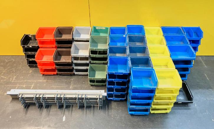 124 Sorteerbakjes/wandbakjes + 8m ophangsysteem / rail, Hobby en Vrije tijd, Overige Hobby en Vrije tijd, Gebruikt, Ophalen of Verzenden