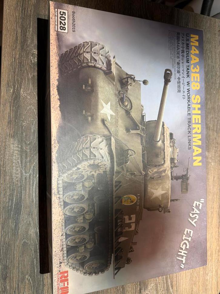 Nieuwe RFM M4A3E8 Sherman Easy Eight Tank Model 1:35, Hobby en Vrije tijd, Modelbouw | Auto's en Voertuigen, Nieuw, Tank, 1:32 tot 1:50
