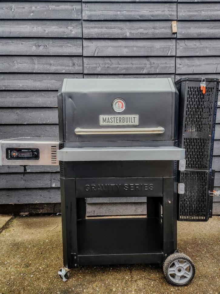 Masterbuilt Gravity Series 1050, Tuin en Terras, Houtskoolbarbecues, Gebruikt, Met accessoires, Ophalen of Verzenden