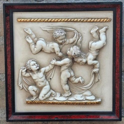 Gino Ruggeri (1957). Putti wanddecoratie.  20/20 cm., Verzamelen, Religie, Zo goed als nieuw, Christendom | Katholiek, Overige typen