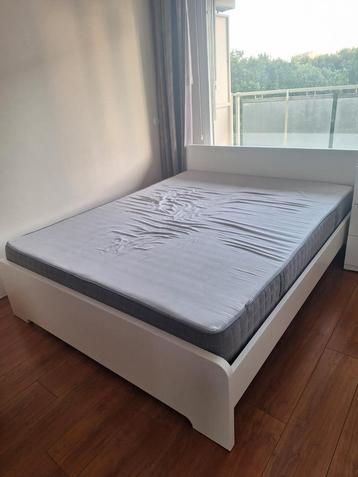 Wit 160200 bed met matras en eventueel een nachtkastje
