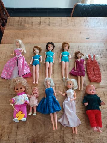 10 vintage aankleedpopjes beschikbaar voor biedingen