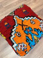 Nieuw gevuld Marokkaans berber wollen vloerkussen, poef, Ophalen of Verzenden, Nieuw, 50 tot 75 cm