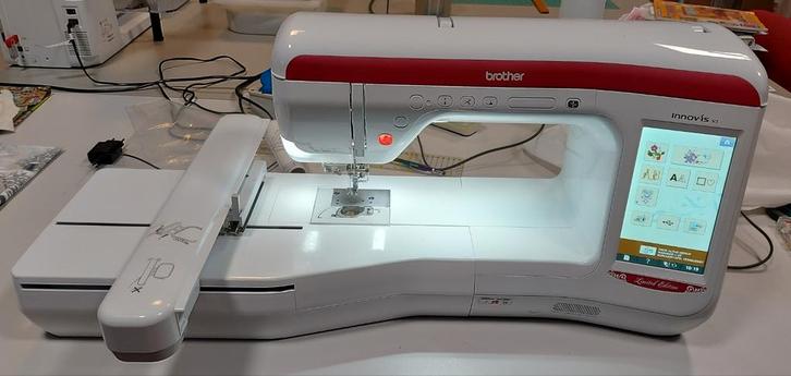 Brother Borduurmachine Innov-is V3LE, Hobby en Vrije tijd, Naaimachines en Toebehoren, Zo goed als nieuw, Lockmachine, Brother
