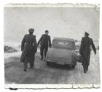 Cabriolet in sneeuw met militairen uniform foto, Foto, Ophalen of Verzenden, Zo goed als nieuw, 1940 tot 1960