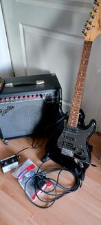 Combinatie Fender Squier + versterker Fender 85 + toebehoren, Muziek en Instrumenten, Ophalen, Zo goed als nieuw, Solid body, Fender