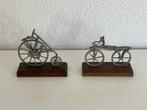 Twee metalen zilverkleurige miniatuur fietsen op hout, Ophalen of Verzenden
