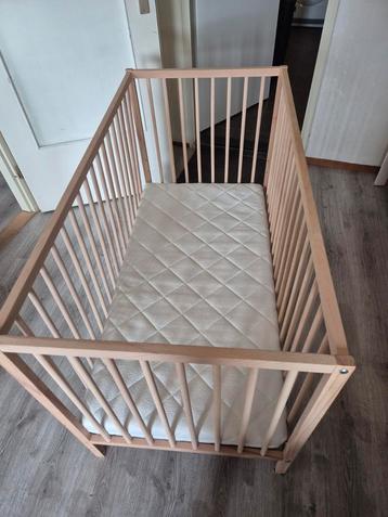 Ledikantje verstelbaar + bijna nieuwe matras beschikbaar voor biedingen