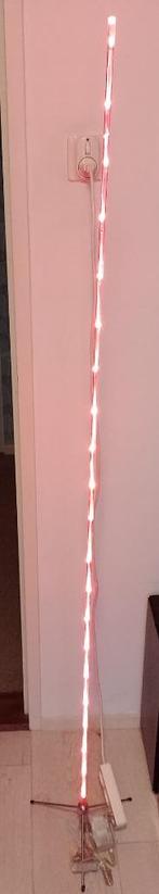 Smalle rode led lamp - hoge drie poot rood buis vloerlamp, Kunststof, 150 tot 200 cm, Zo goed als nieuw, Ophalen