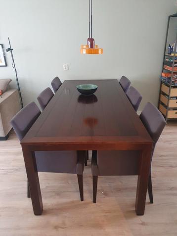Massive walnoot houten grote eettafel (zonder stoelen)
 beschikbaar voor biedingen