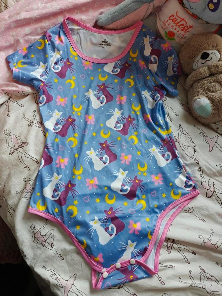 Schattige Abdl DDLg romper maat Medium, Diversen, Verpleegmiddelen, Zo goed als nieuw, Verzenden
