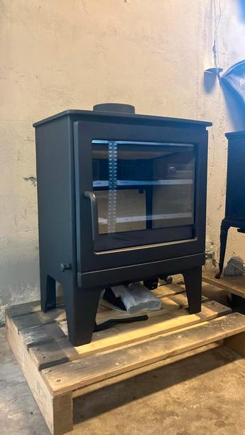 Houtkachel demo model nooit gestookt. 8KW heat stoves beschikbaar voor biedingen