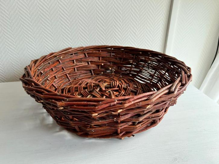 Te Koop Ronde Rieten Mand Gevlochten, Huis en Inrichting, Woonaccessoires | Schalen en Manden, Zo goed als nieuw, Mand, Rond, Riet