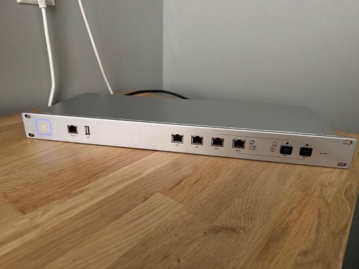 Ubiquiti UniFi Security Gateway PRO 4 - USG PRO 4, Computers en Software, Routers en Modems, Gebruikt, Router met modem, Ophalen