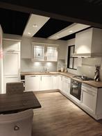 Hoek keuken, zijdegrijs gelakt - raam model - massief/fineer, Huis en Inrichting, Keuken | Complete keukens, Ophalen, Hoekkeuken