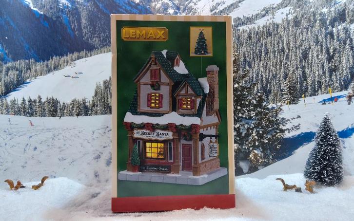Lemax: The secret Santa christmas shoppe voor uw kerstdorp., Diversen, Kerst, Nieuw, Ophalen of Verzenden