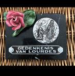 Lourdes gedenkenis … marmer met porseleinen roos, Antiek en Kunst, Antiek | Religie, Ophalen of Verzenden